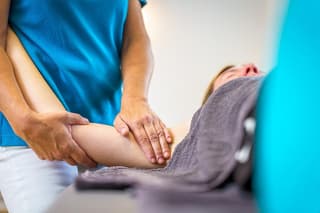 علاج الوذمة اللمفية في الرياض: الأعراض، التدليك اللمفاوي والعناية المنزلية